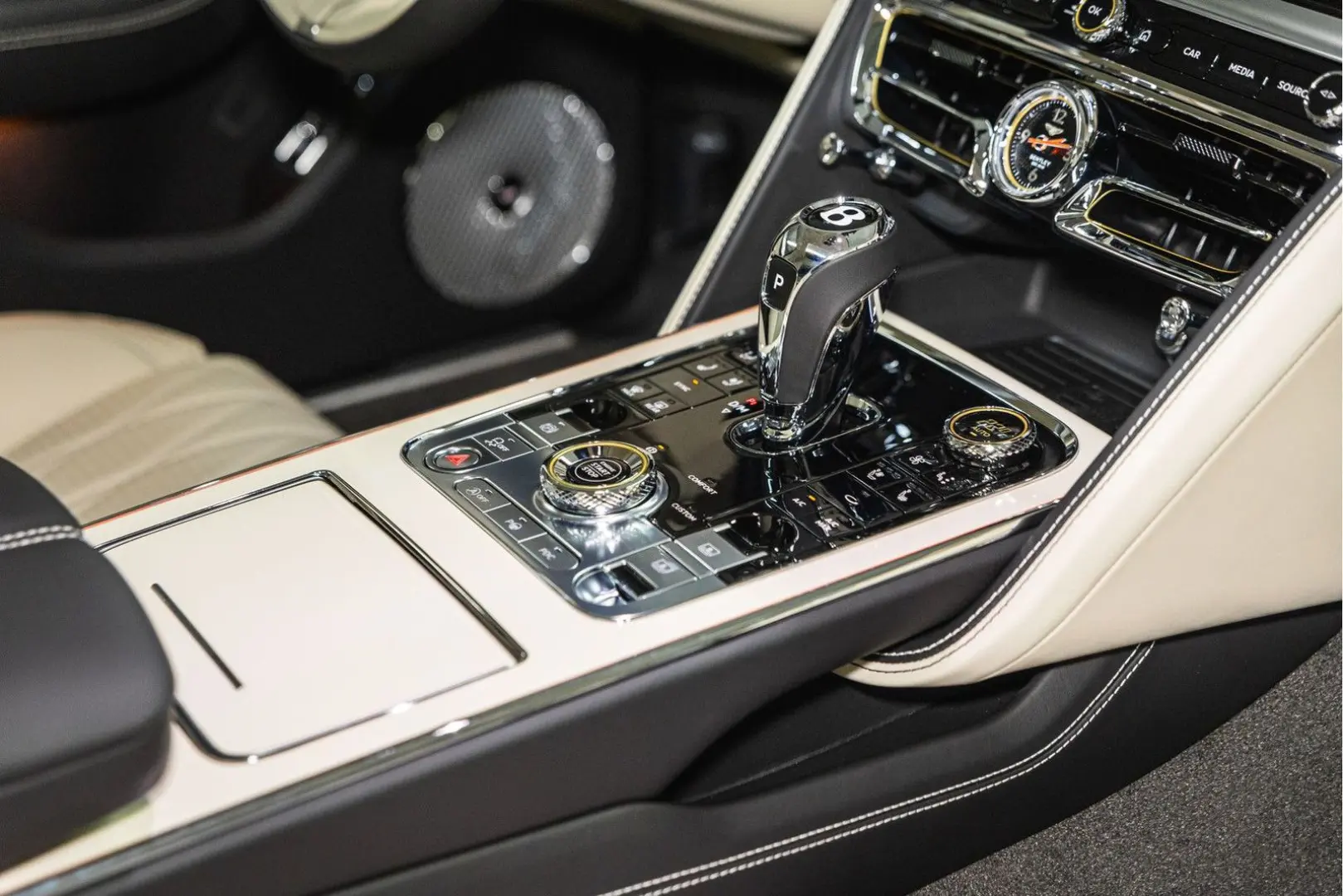 Flying Spur V8 Azure  Piano Linen Veneer Rotatin