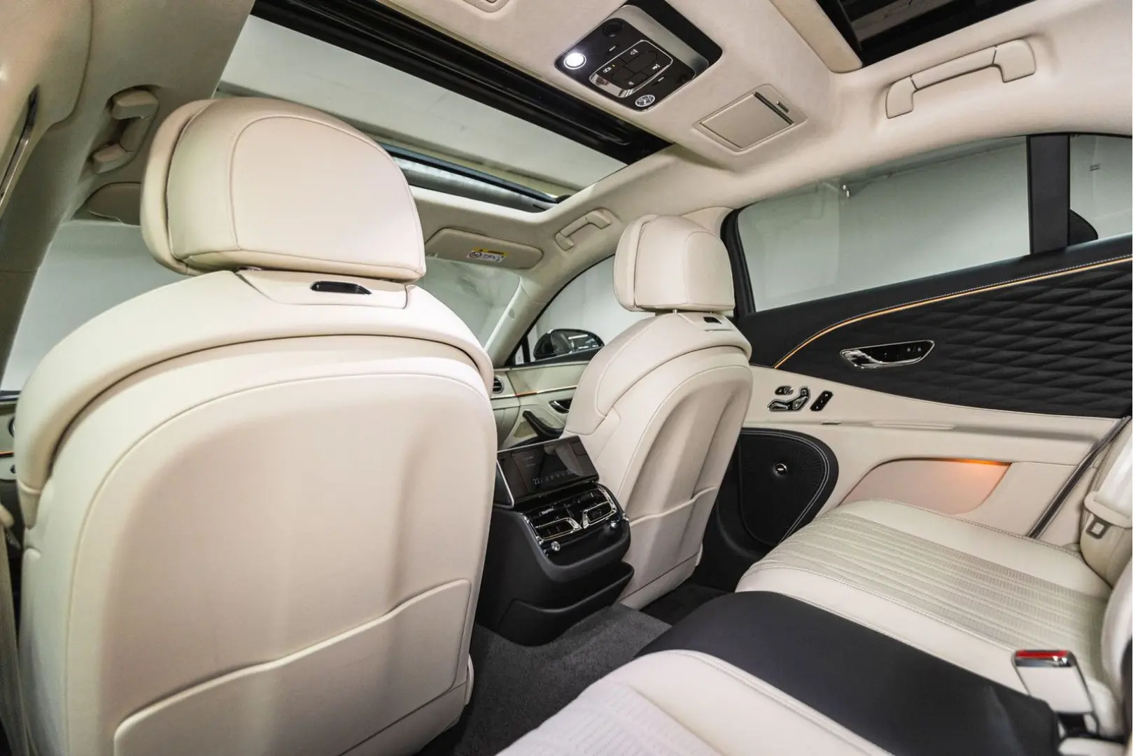 Flying Spur V8 Azure  Piano Linen Veneer Rotatin