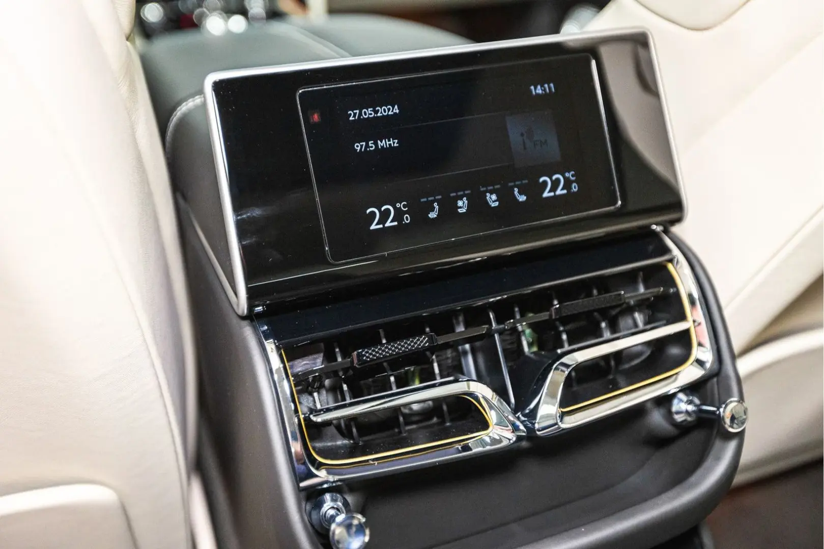 Flying Spur V8 Azure  Piano Linen Veneer Rotatin