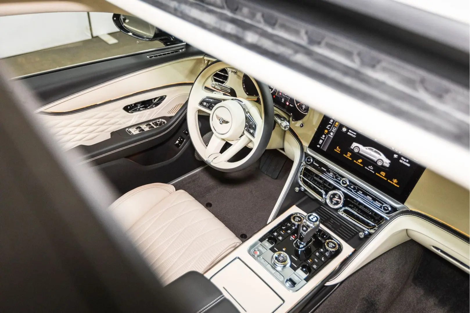 Flying Spur V8 Azure  Piano Linen Veneer Rotatin