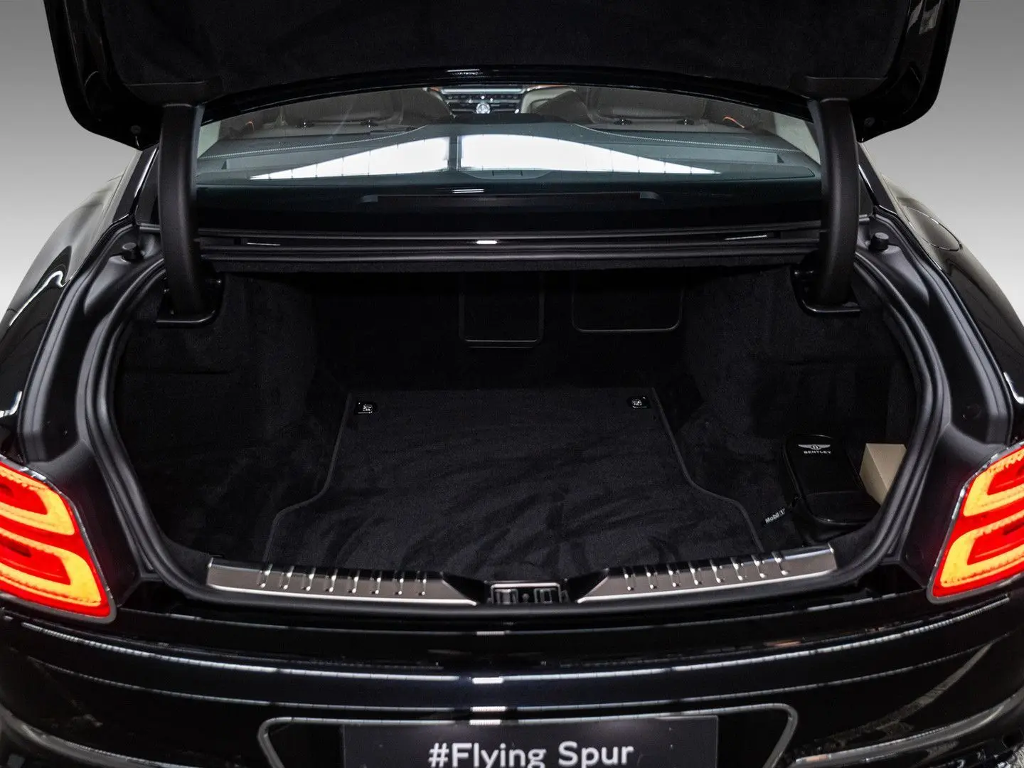 Flying Spur V8 Azure  Piano Linen Veneer Rotatin