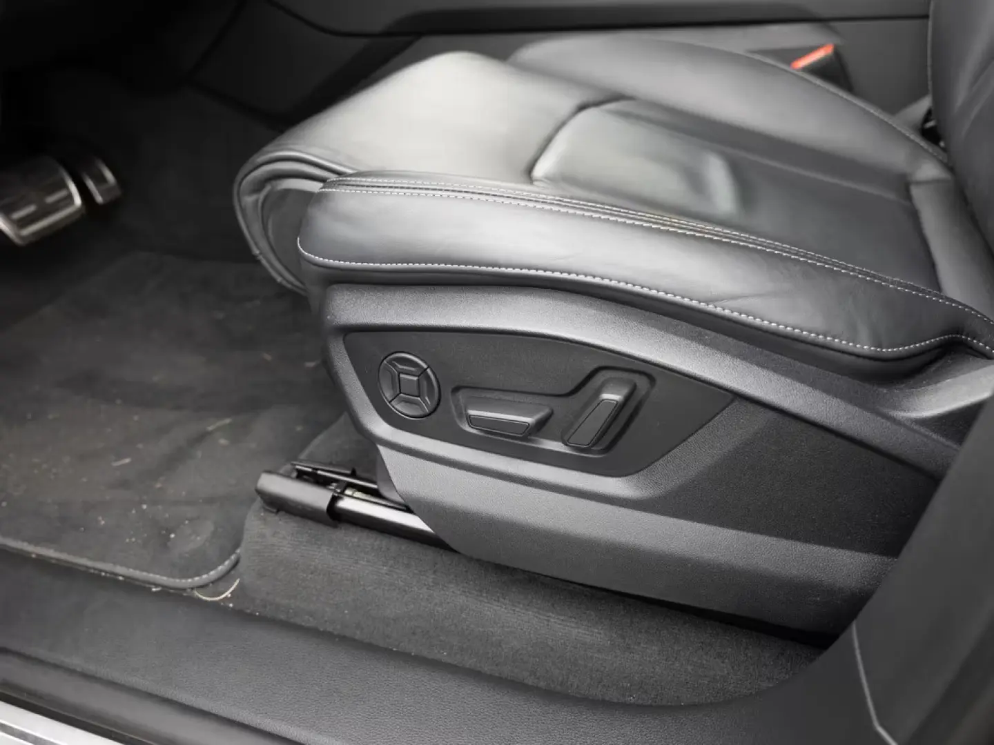 Audi Q8 55 TFSI e quattro S-Line AHK HUD 36