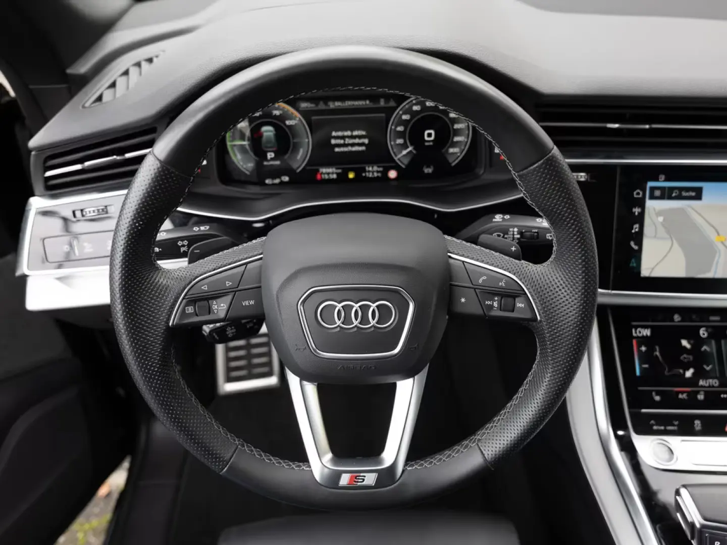 Audi Q8 55 TFSI e quattro S-Line AHK HUD 36