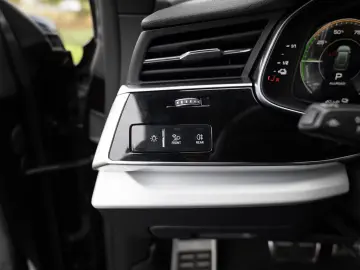 Audi Q8 55 TFSI e quattro S-Line AHK HUD 36