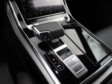 Audi Q8 55 TFSI e quattro S-Line AHK HUD 36