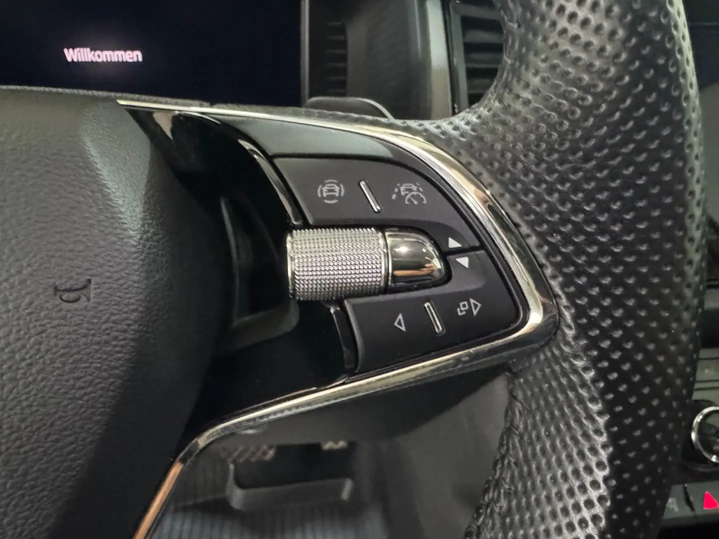 KodiaqClever 2.0TDI DSG STHEIZ AHK 360 CAM 4xSHZ