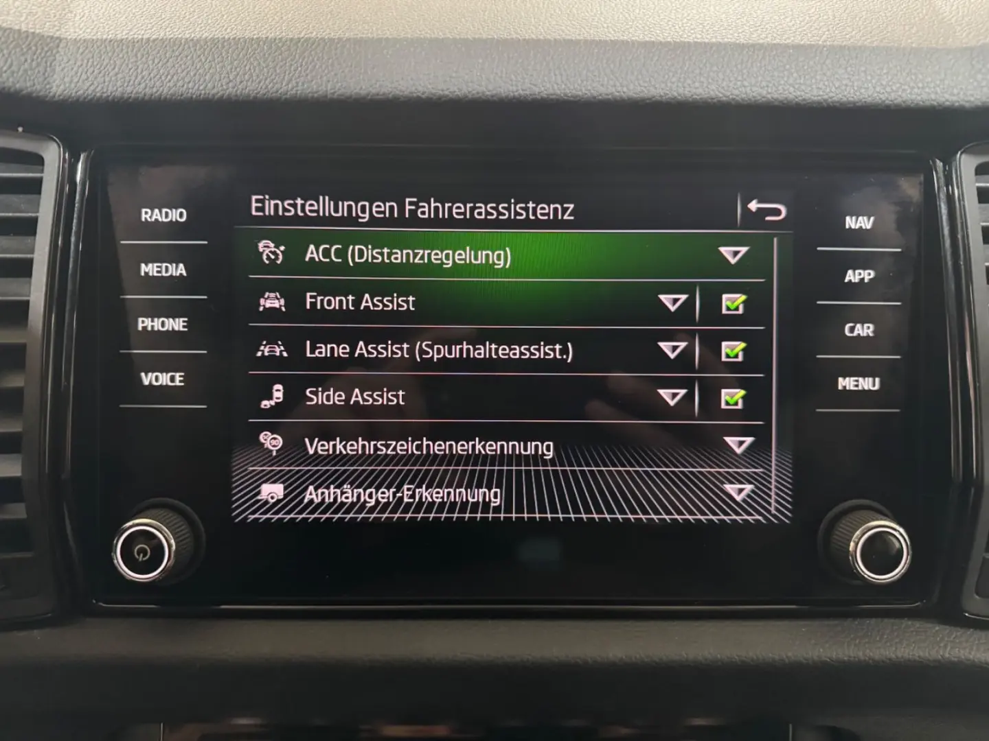 KodiaqClever 2.0TDI DSG STHEIZ AHK 360 CAM 4xSHZ