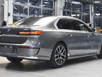 BMW 750e xDrive Executive Lounge PHEV Sportautom