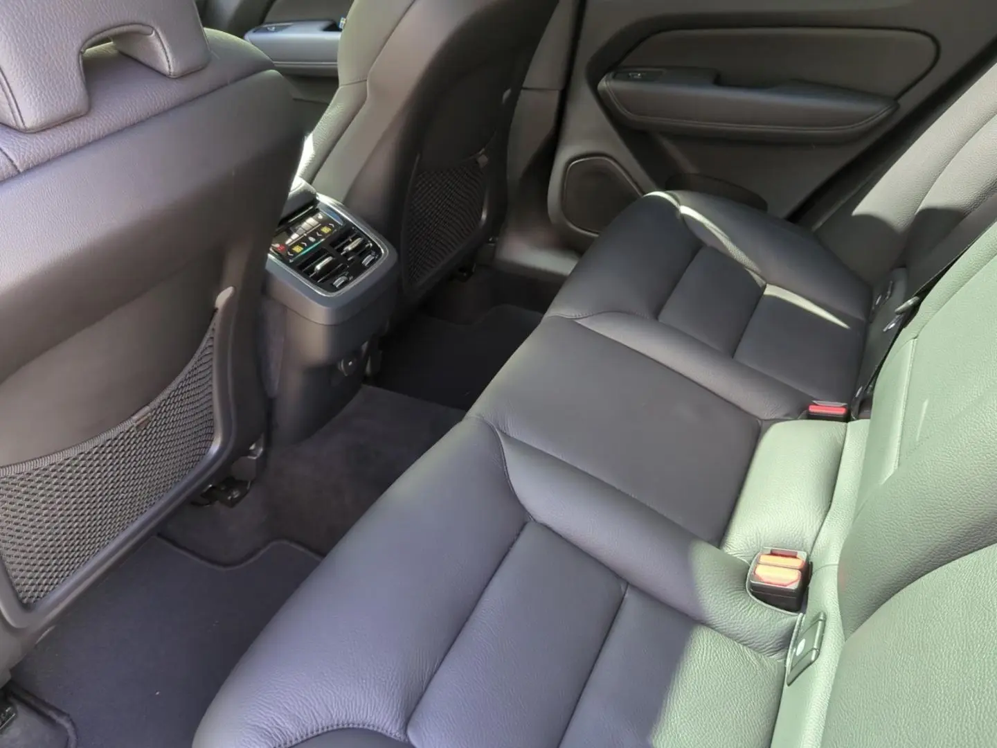 XC60 B4 AWD Ultimate Dark  Luft AHK SH BLIS 360