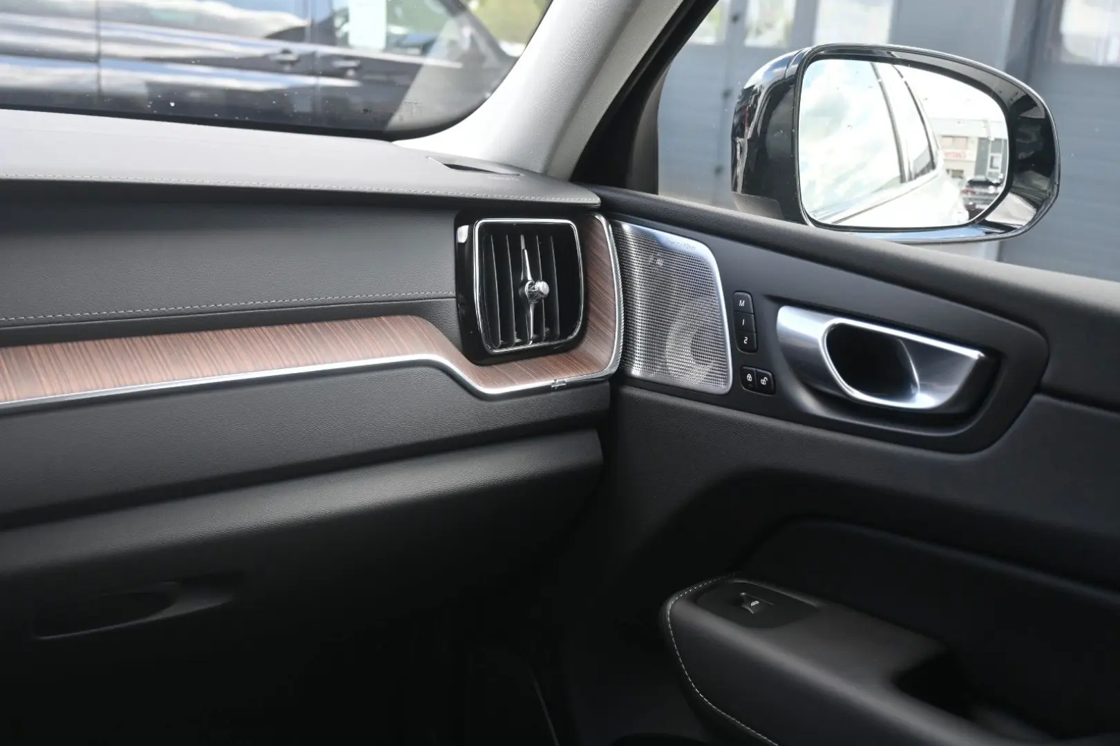 XC60 UltimateDark AWD MASS LUFT HUD B&W 22  360