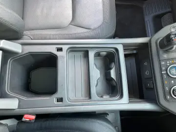 Land Rover Defender P400e Plug-in Hybrid 110