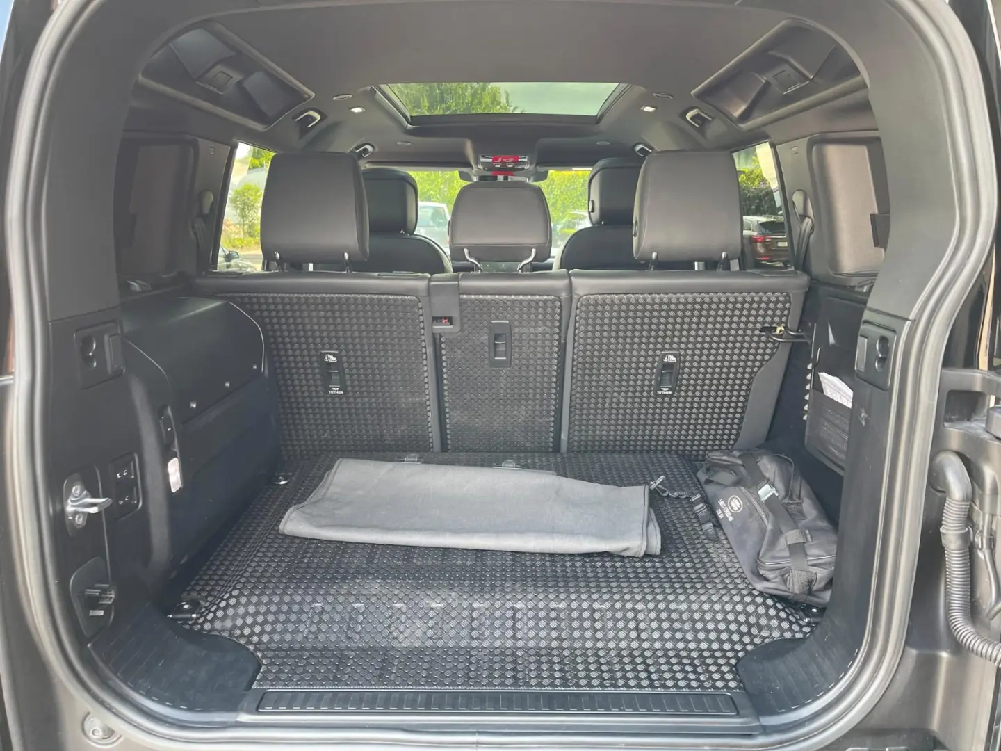 Land Rover Defender P400e Plug-in Hybrid 110