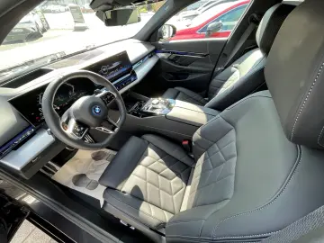 550 e MSPORT DAP PA  AUTOB-ASSIST HK ICONIC-GLOW