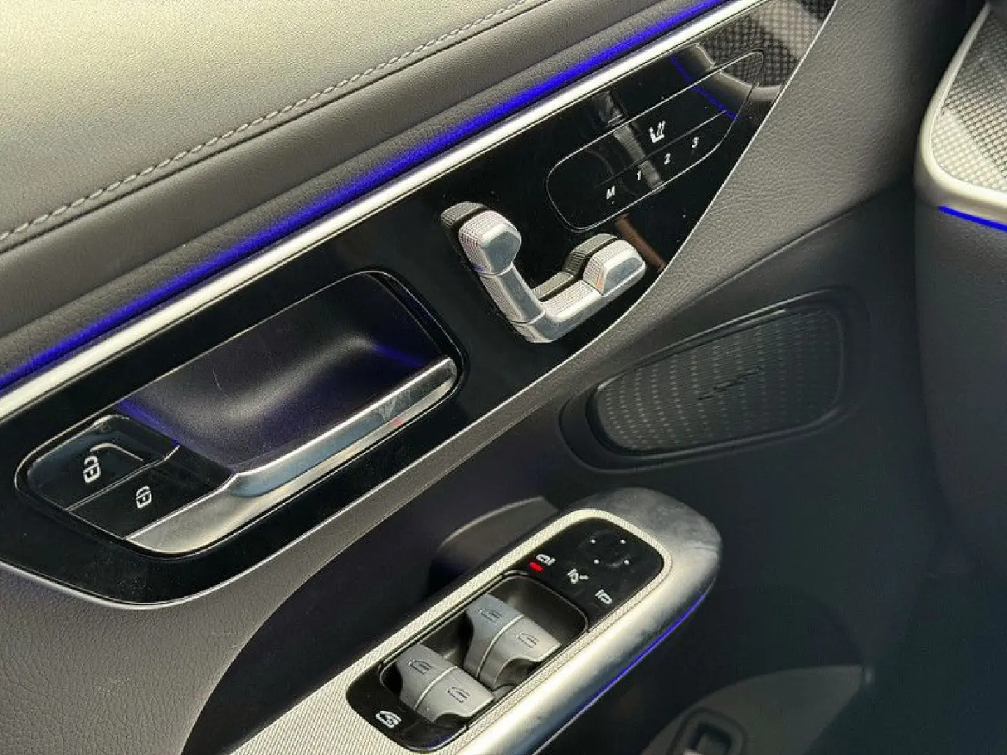 GLC 200 4M   AMG SPUR PANO AHK KAMERA PDC SHZ