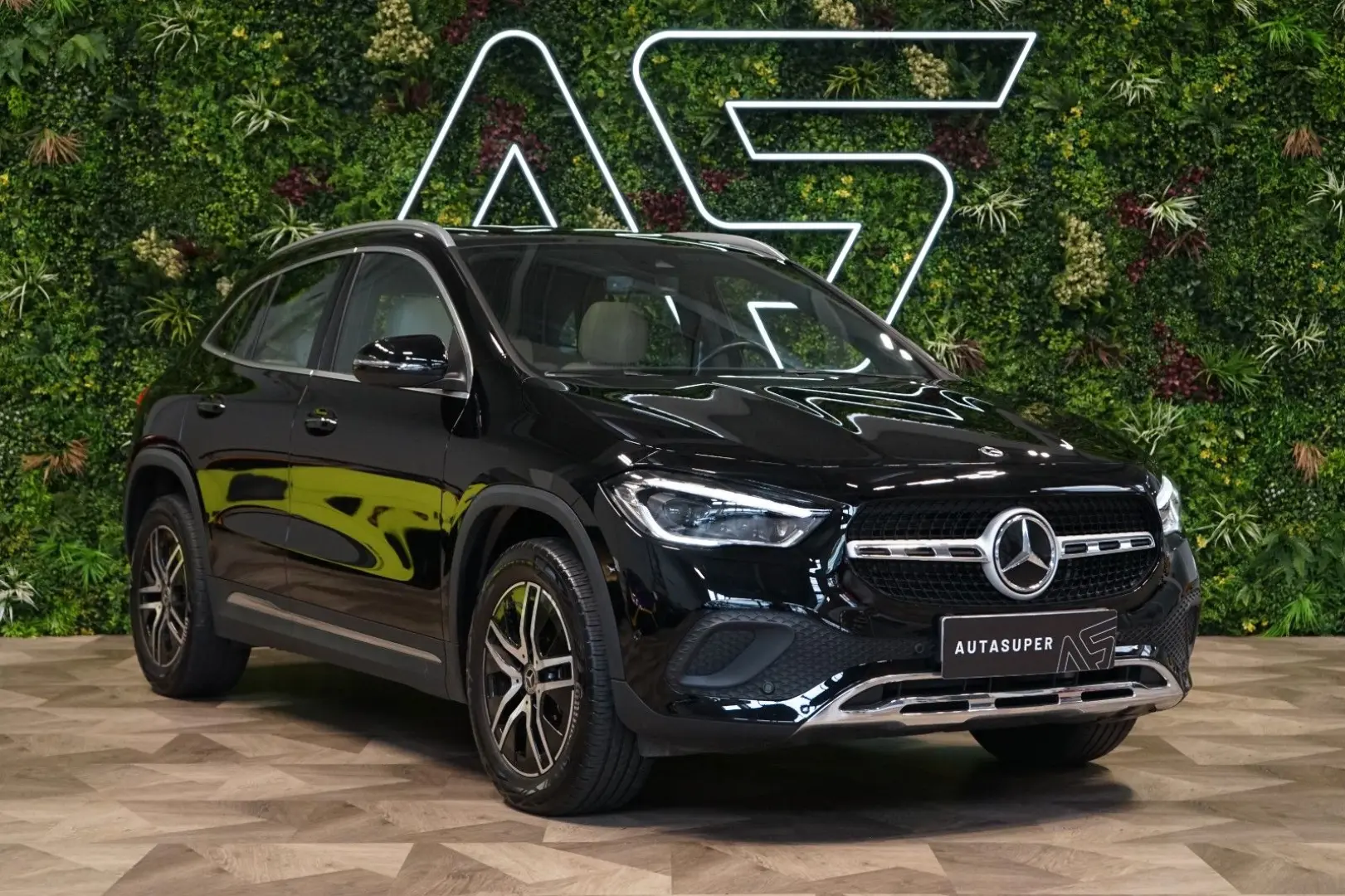 GLA 180 LED CAMERA Beige