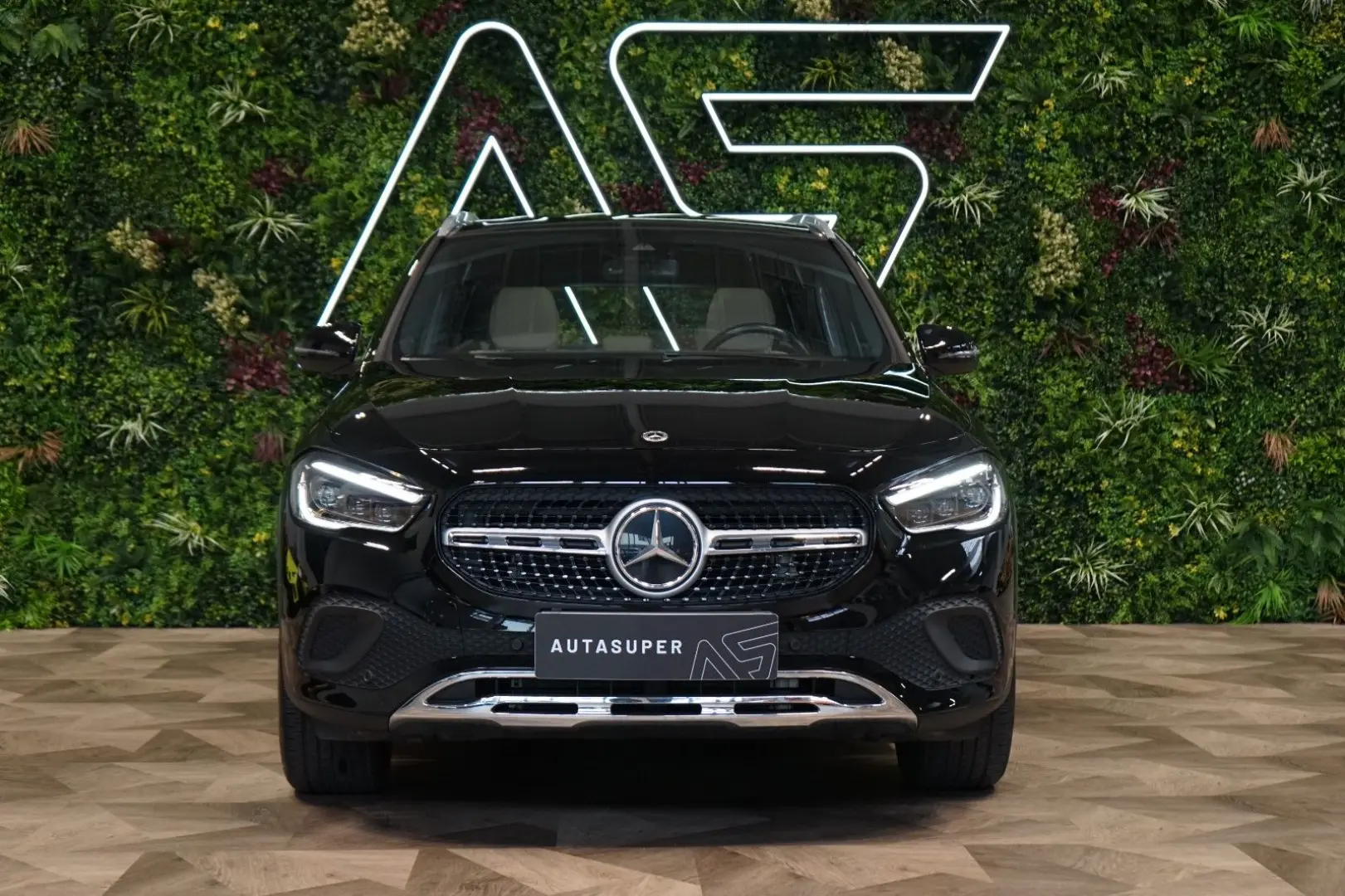 GLA 180 LED CAMERA Beige