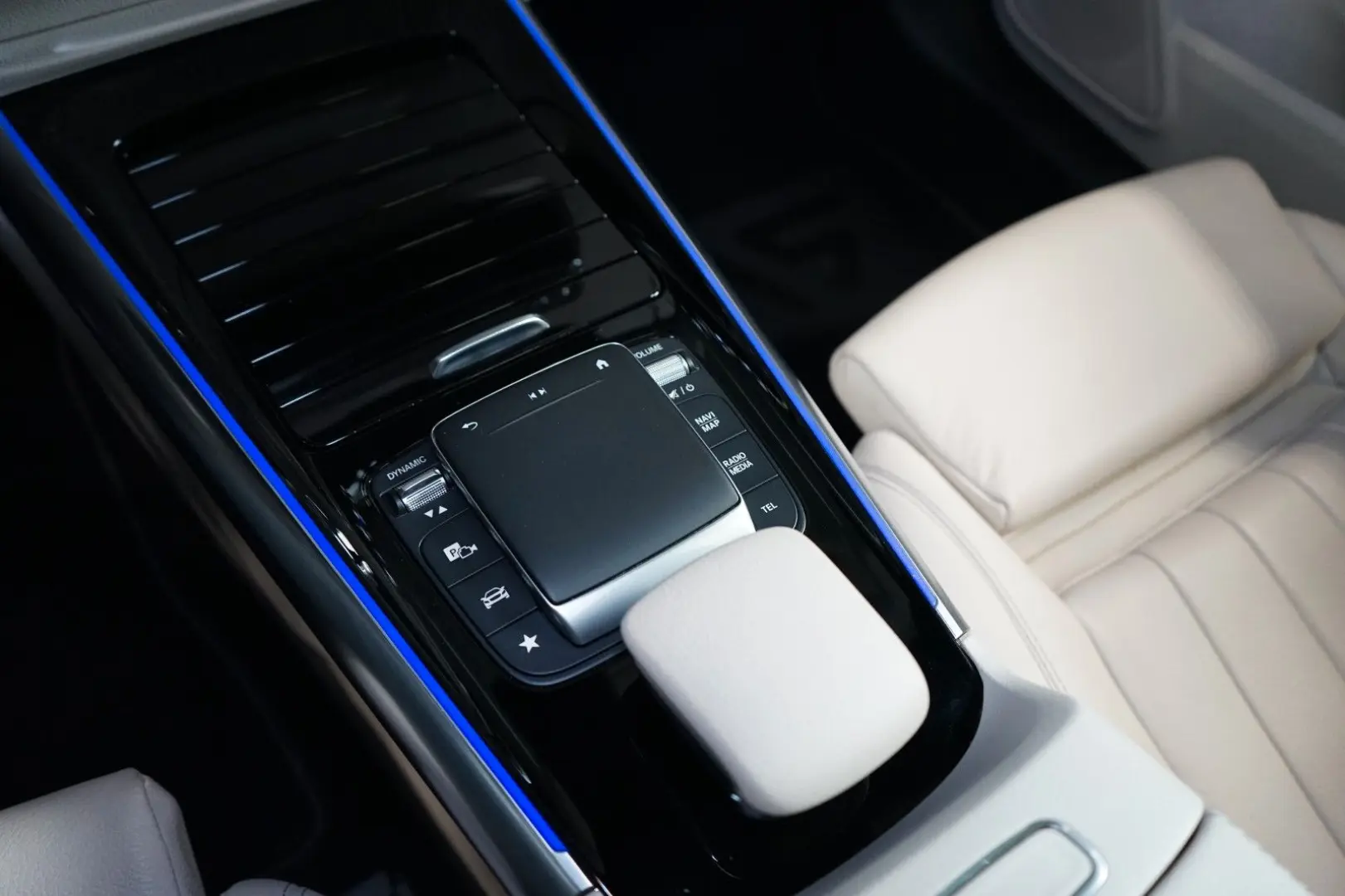 GLA 180 LED CAMERA Beige