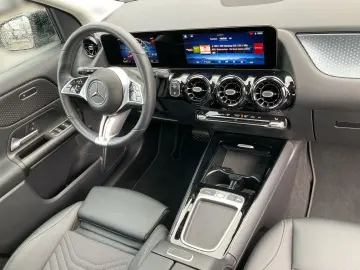 GLA 180 Adv MBUX SHZ LED PDC Kamera Tempomat DAB