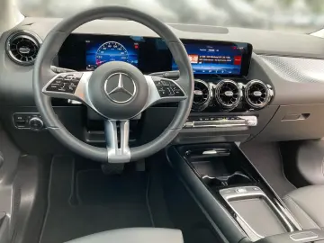 GLA 180 Adv MBUX SHZ LED PDC Kamera Tempomat DAB
