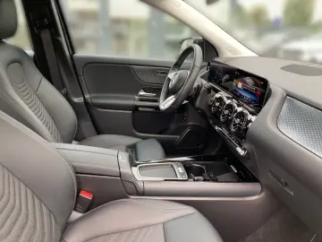 GLA 180 Adv MBUX SHZ LED PDC Kamera Tempomat DAB