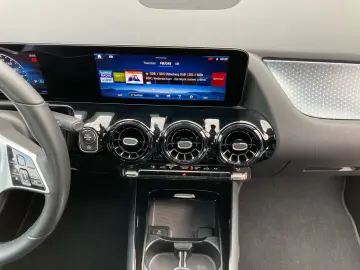 GLA 180 Adv MBUX SHZ LED PDC Kamera Tempomat DAB