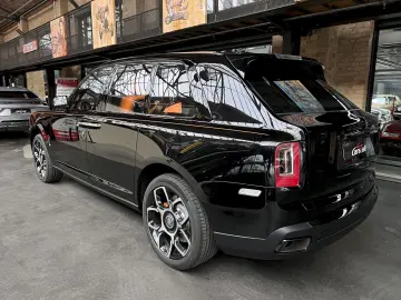 Cullinan Black Badge MY24  Mandarin  4 seat spec
