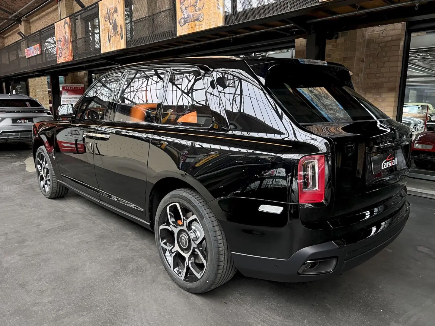 Cullinan Black Badge MY24  Mandarin  4 seat spec