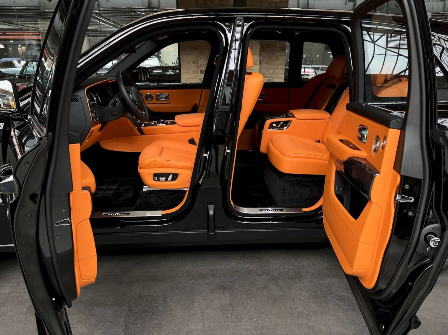Cullinan Black Badge MY24  Mandarin  4 seat spec