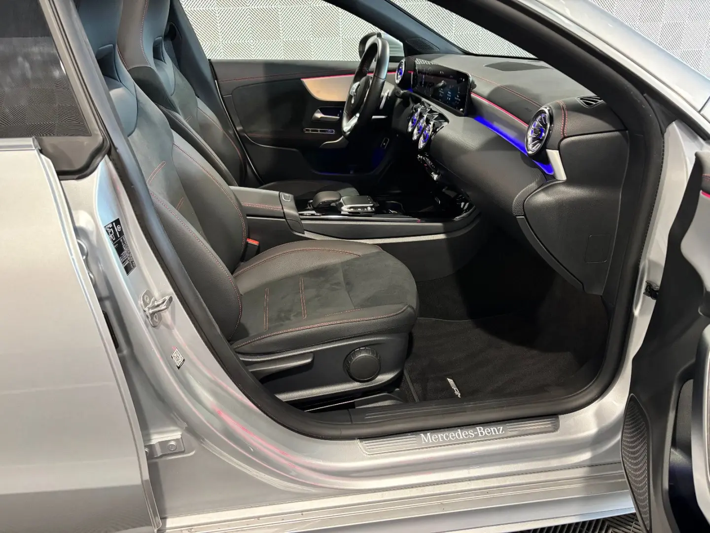 CLA 250 AMG PANO-R.KAM-TEMPO-LED-AHK-AMBIENTE-19