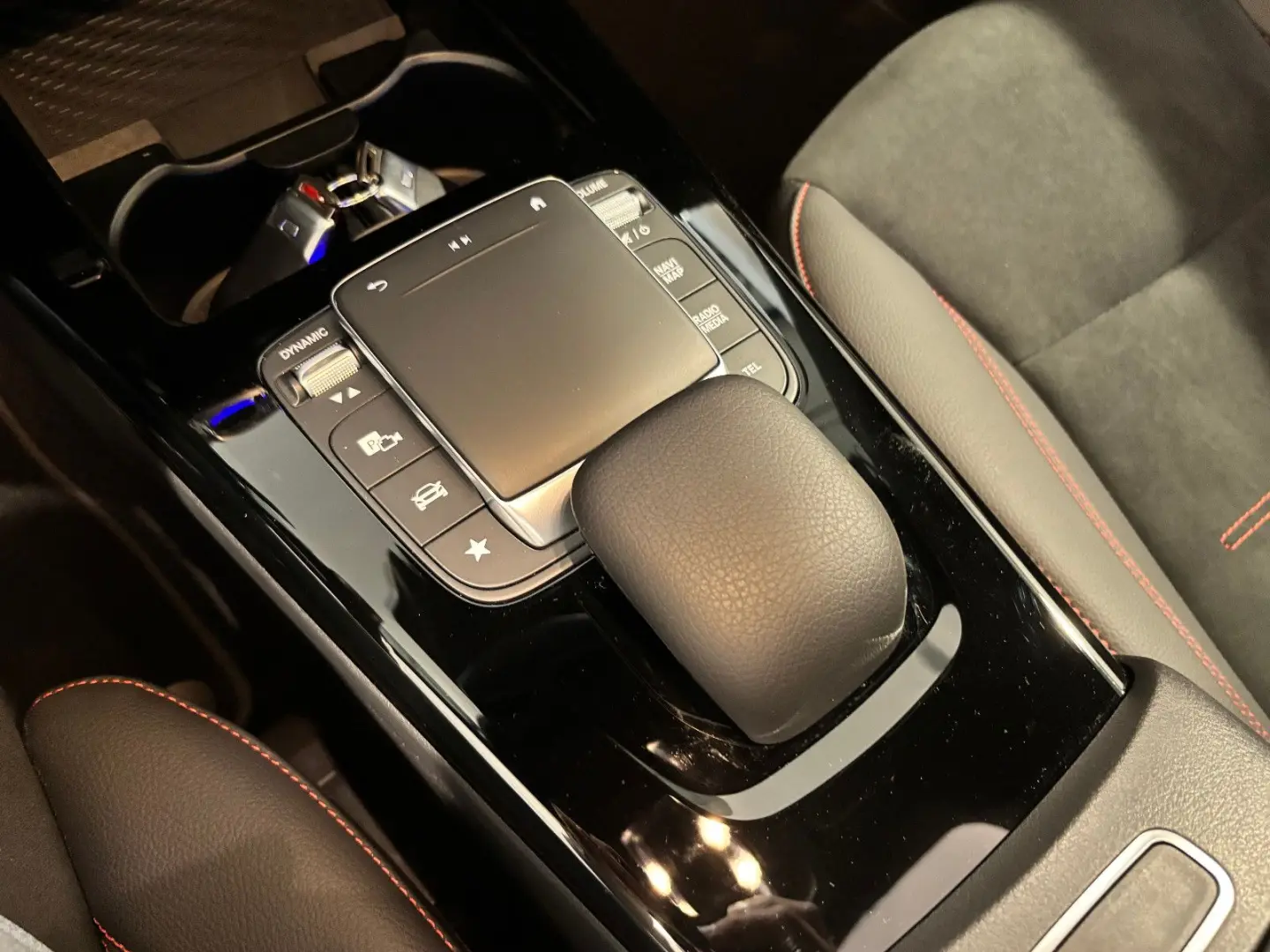 CLA 250 AMG PANO-R.KAM-TEMPO-LED-AHK-AMBIENTE-19