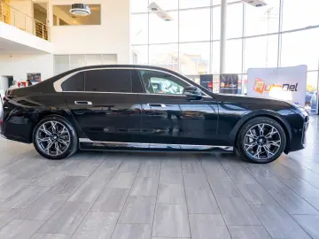 BMW Seria 7 750e xDrive G70