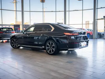 BMW Seria 7 750e xDrive G70
