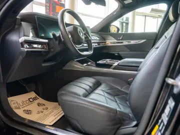 BMW Seria 7 750e xDrive G70