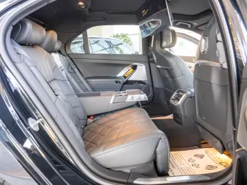 BMW Seria 7 750e xDrive G70