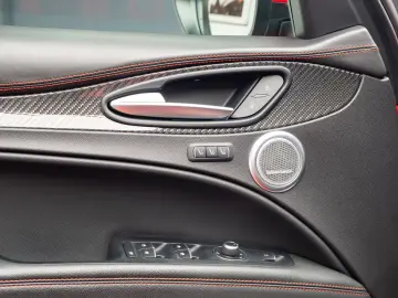 Alfa Romeo Stelvio V6 2.9 Bi-Turbo AT8-Q4 Quadrifoglio