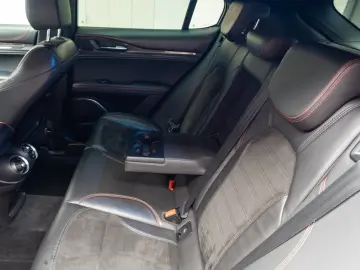 Alfa Romeo Stelvio V6 2.9 Bi-Turbo AT8-Q4 Quadrifoglio