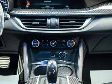 Alfa Romeo Stelvio V6 2.9 Bi-Turbo AT8-Q4 Quadrifoglio