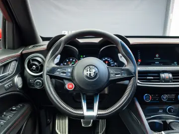 Alfa Romeo Stelvio V6 2.9 Bi-Turbo AT8-Q4 Quadrifoglio