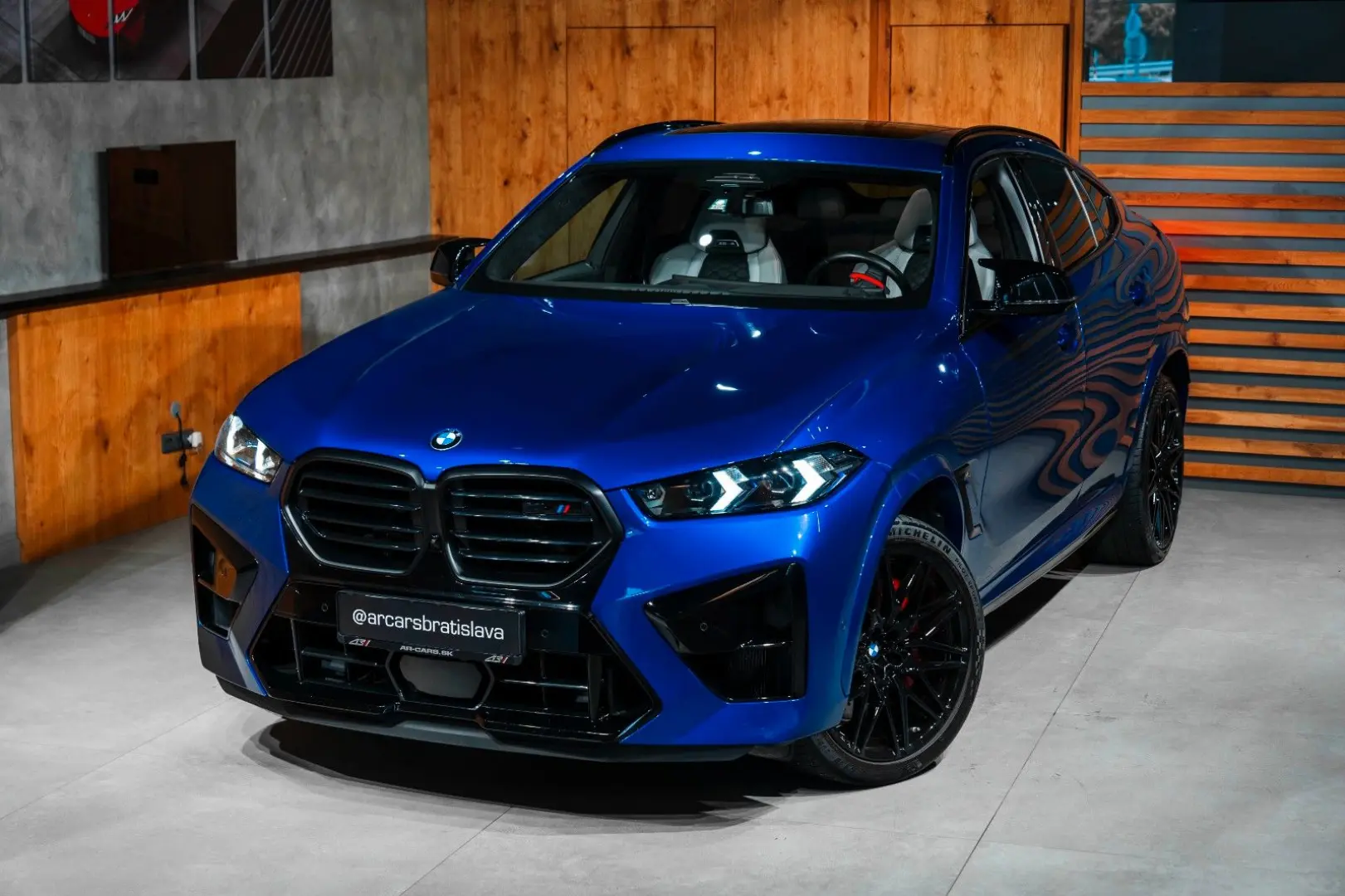 X6 M Competition Massage B&W Carbon