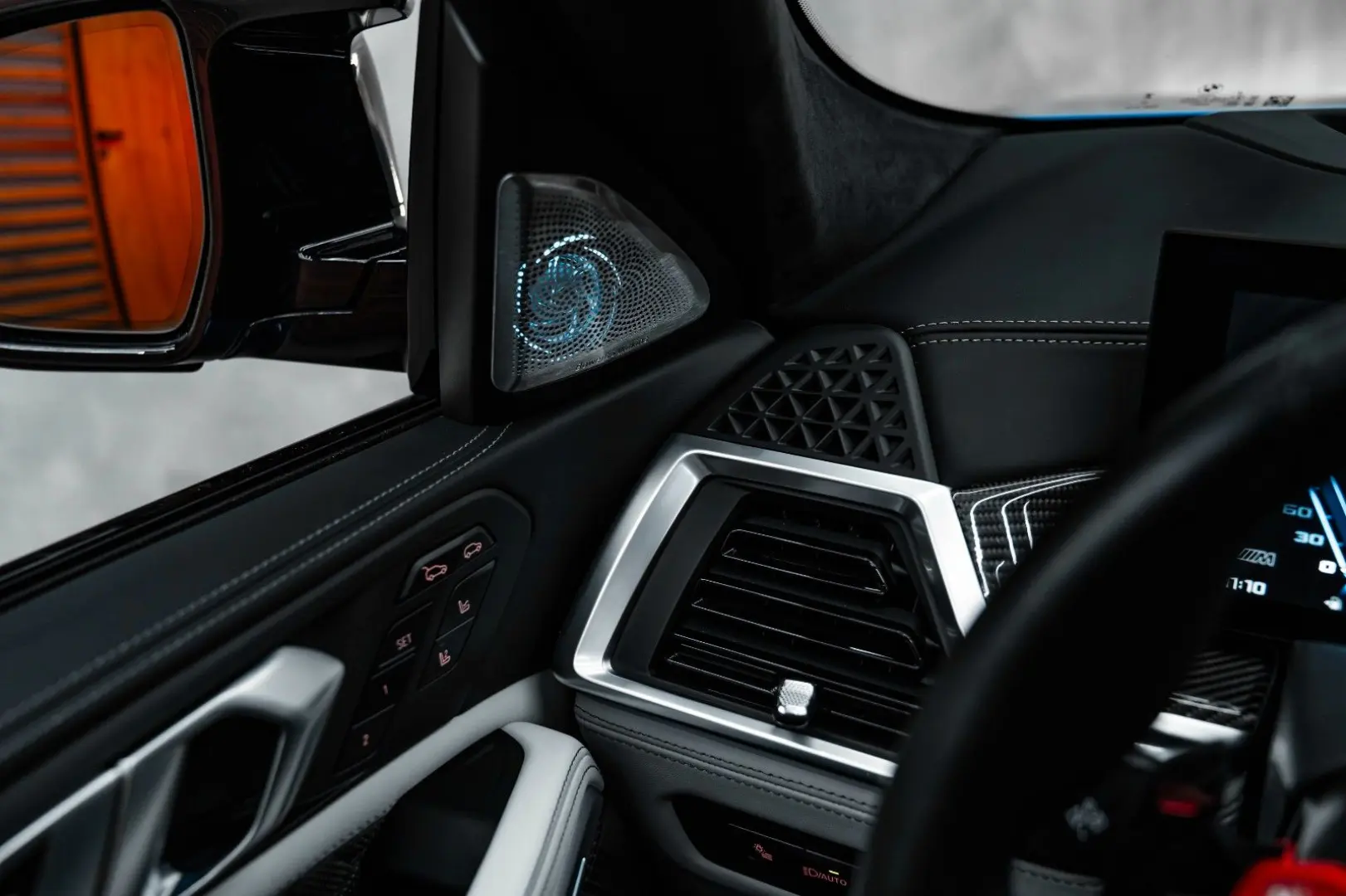 X6 M Competition Massage B&W Carbon