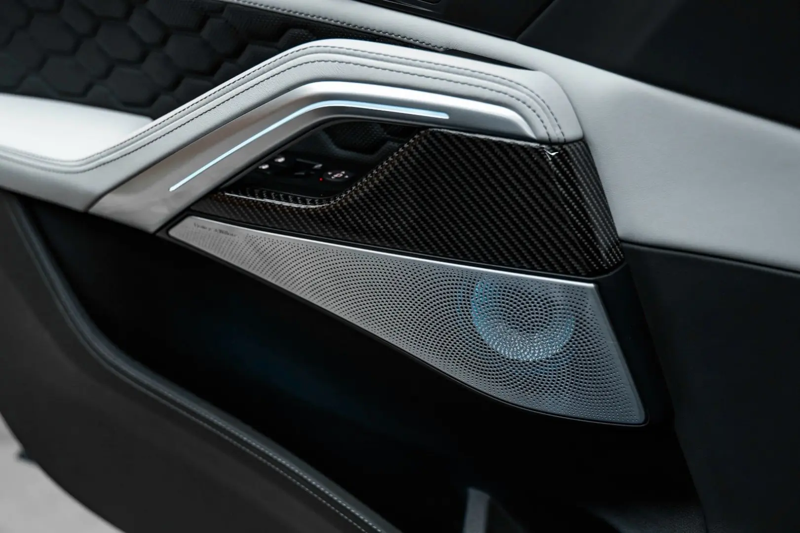 X6 M Competition Massage B&W Carbon