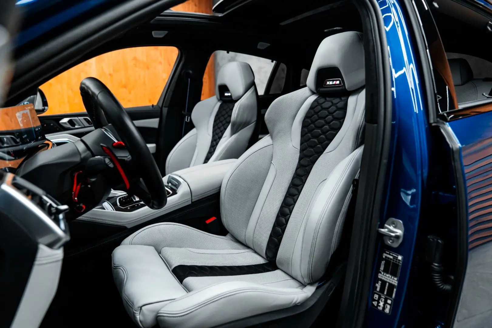 X6 M Competition Massage B&W Carbon