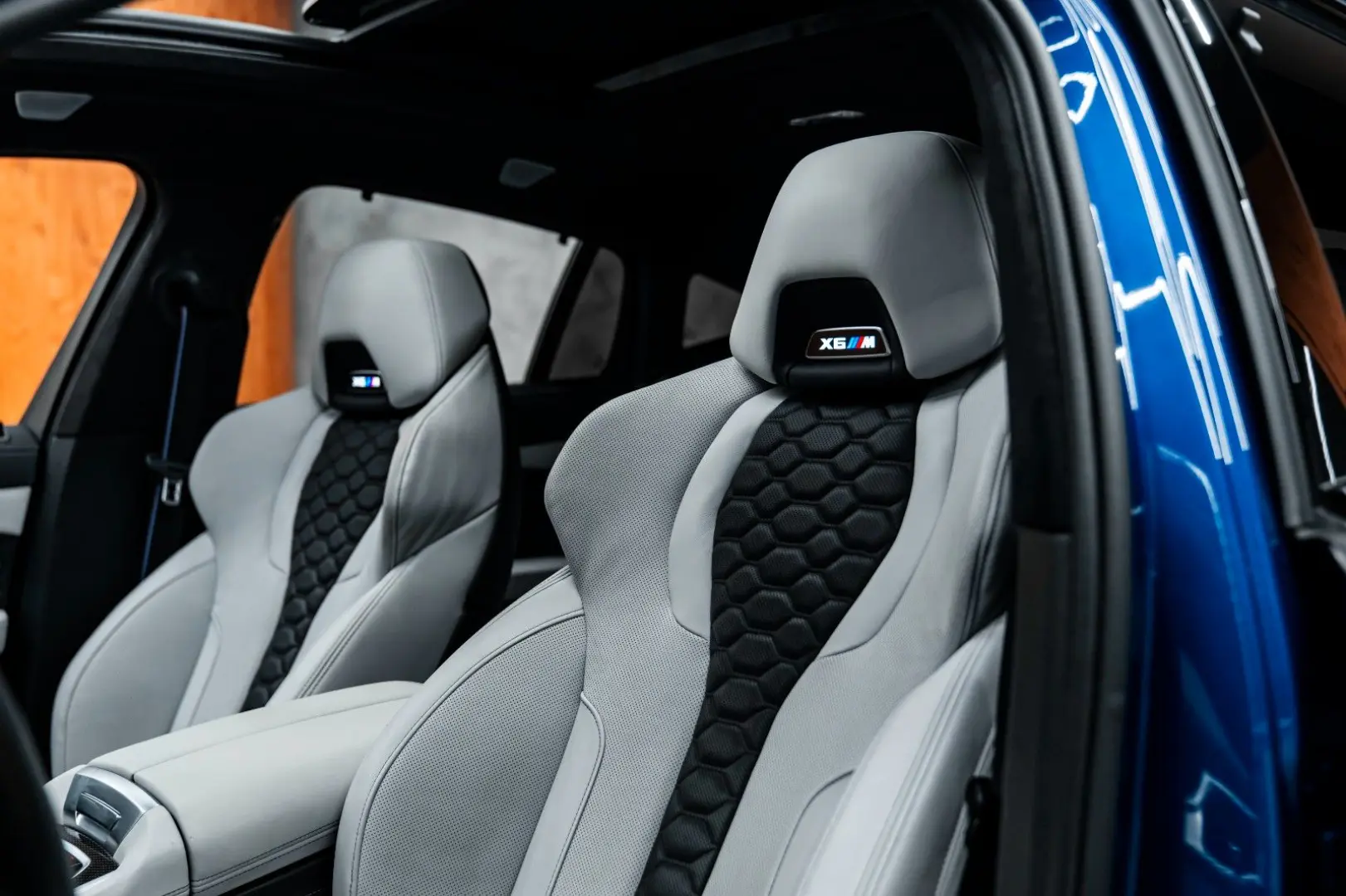 X6 M Competition Massage B&W Carbon