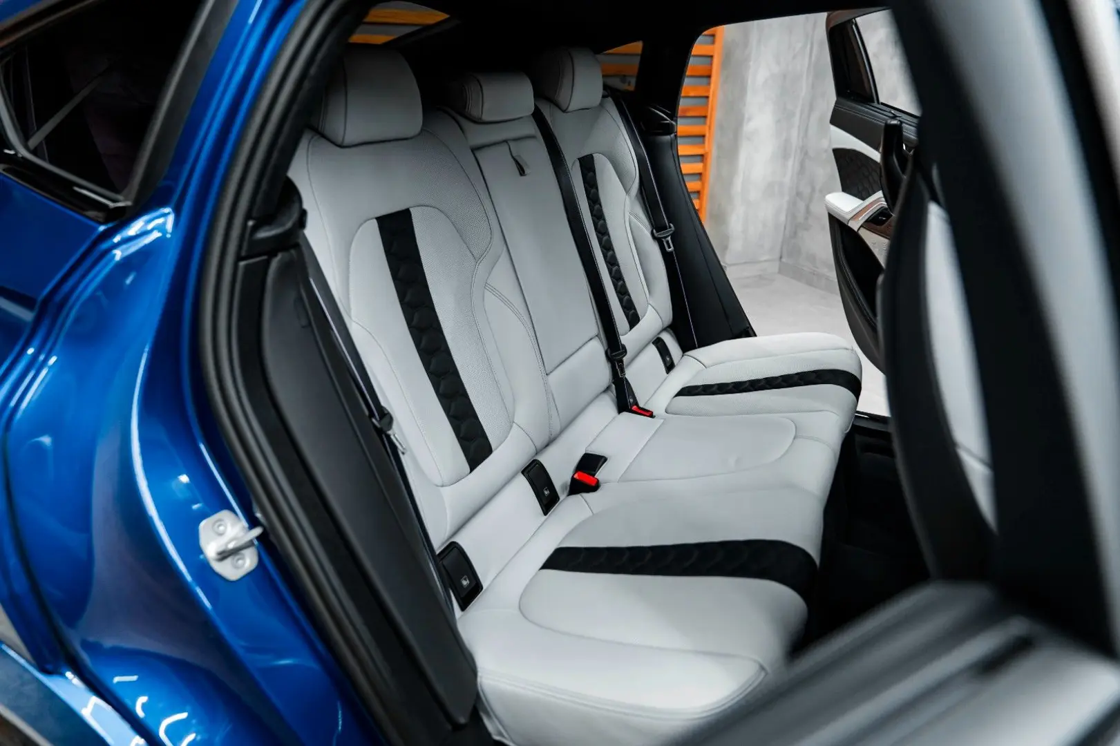 X6 M Competition Massage B&W Carbon