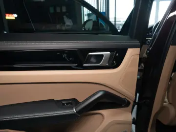 Porsche Cayenne Coupe E-Hybrid Stoc
