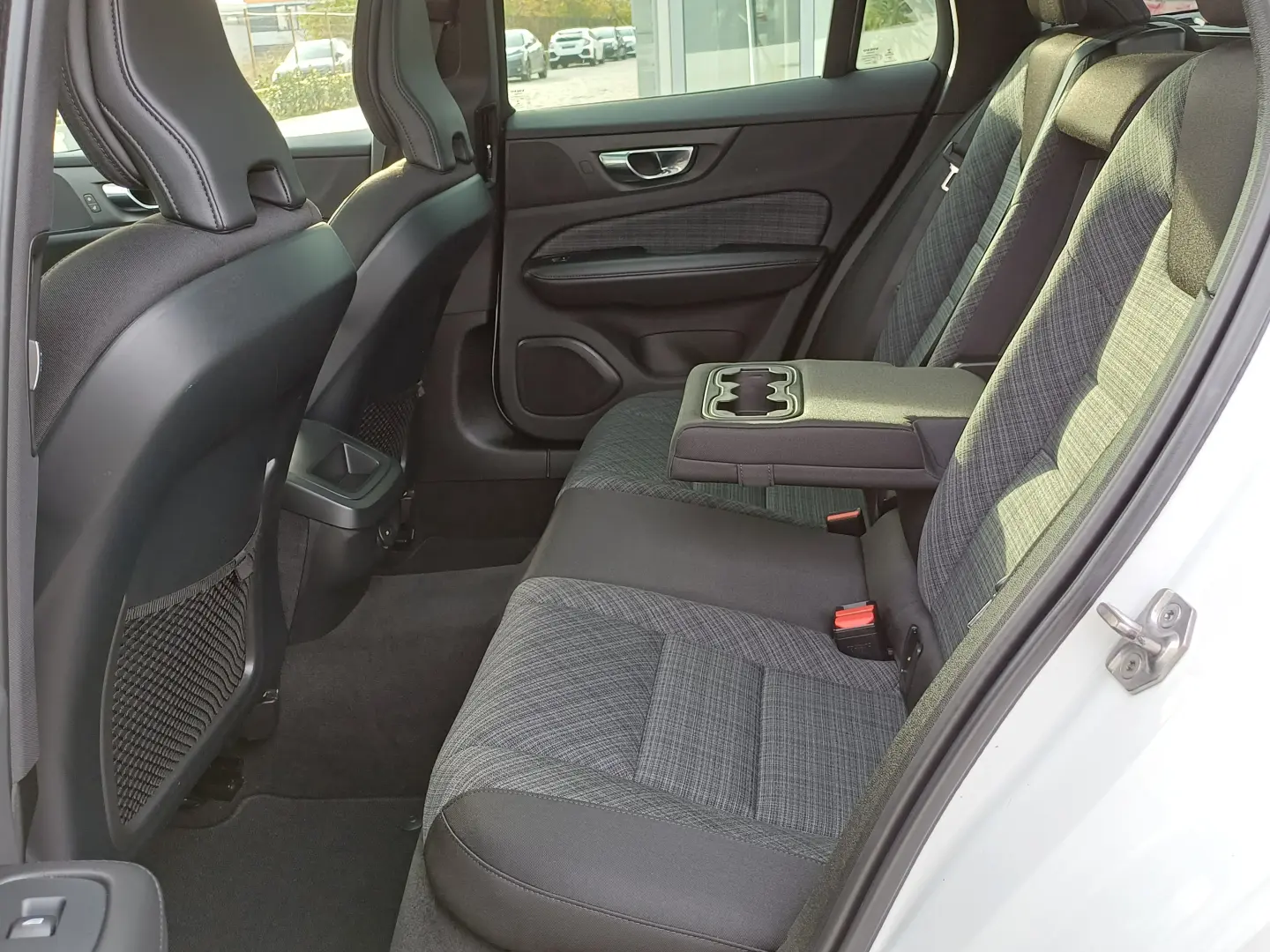 VOLVO V60 2.0 B4 D MHEV 197HP MOMENTUM