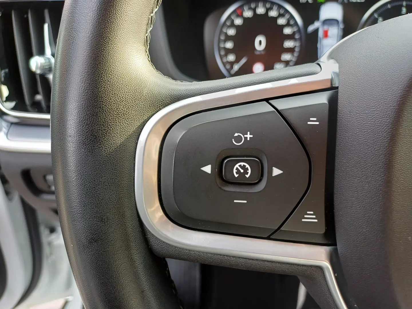 VOLVO V60 2.0 B4 D MHEV 197HP MOMENTUM