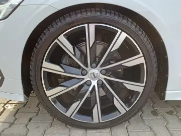 VOLVO V60 2.0 B4 D MHEV 197HP MOMENTUM