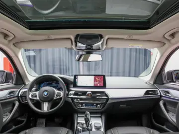 BMW Seria 5 xDrive 545e Faruri Laser Keyless