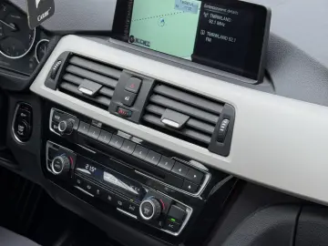 BMW Seria 3 318i Aut. Advantage